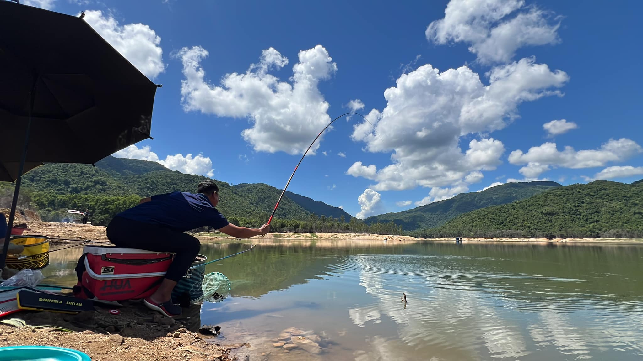 Cần Handing Nhẫn xuất hiện cùng Huỳnh Nhàn Fishing tại hồ tự nhiên